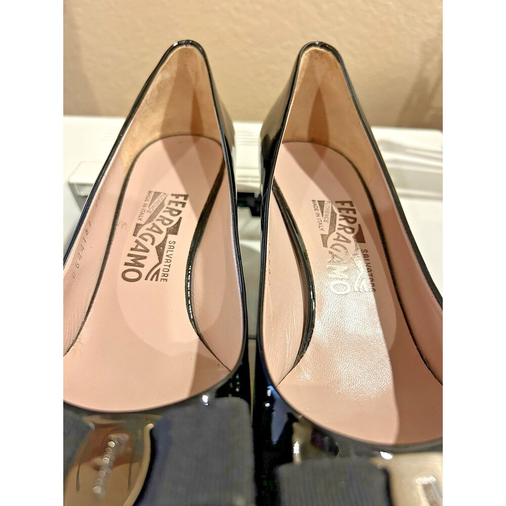 Salvatore Ferragamo Vara Black Patent Leather Silver Bow Pumps Size 7 B Italy - Picture 5 of 14